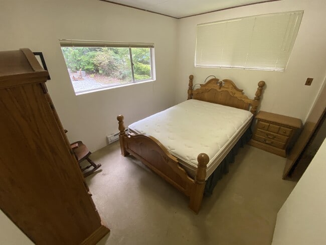 Building Photo - 31 SW Lake Roesiger Rd