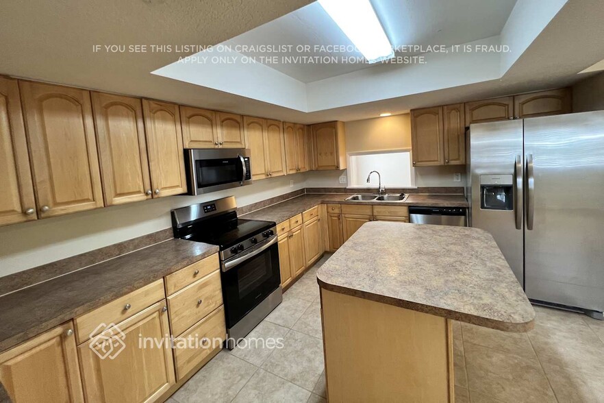 Building Photo - 832 SE Thornhill Dr
