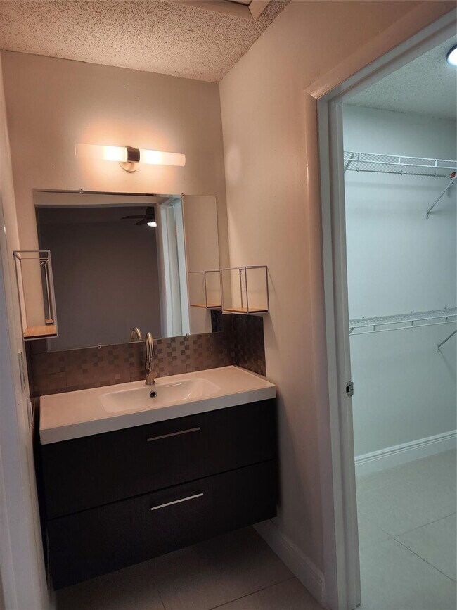 Building Photo - 5140 SW 40th Ave