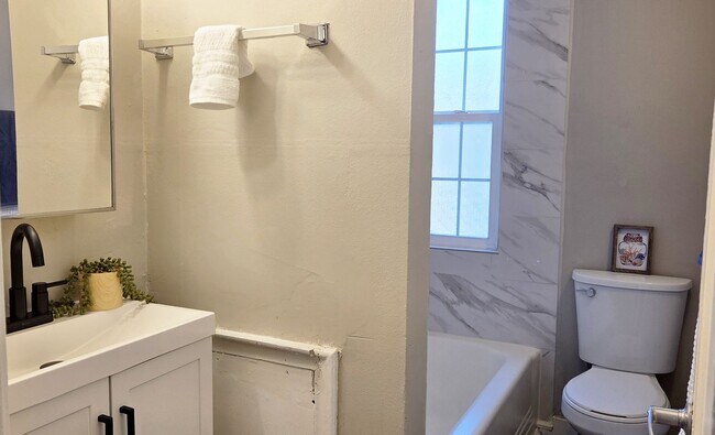 Building Photo - Convenient Sugar House Apartment for Rent!