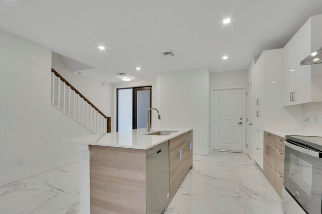 Building Photo - 400 Bella Sol Way