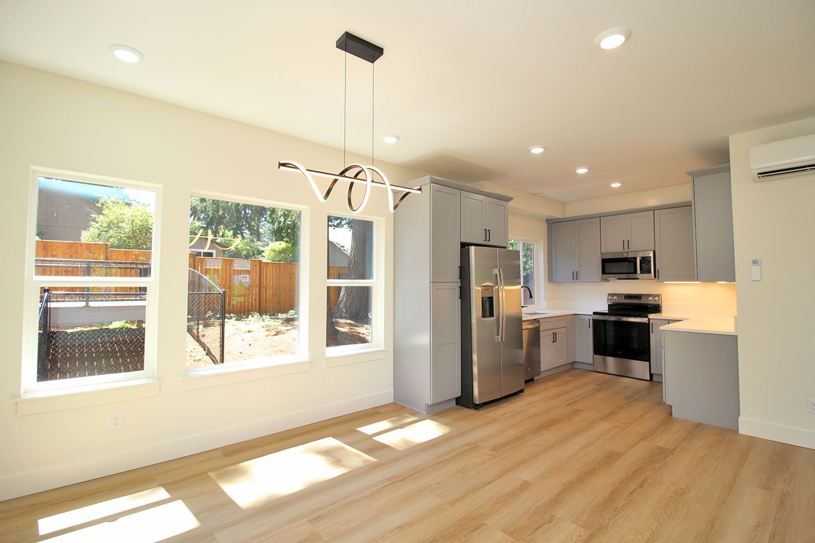 Building Photo - 4660-4660 SW Fairvale Ct