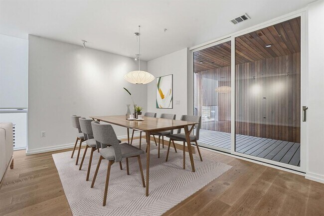 Building Photo - 1010 W 10th St