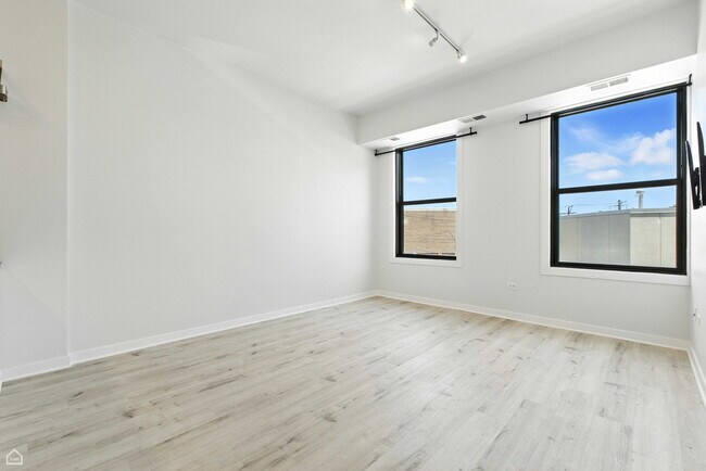 Building Photo - 4015 N Milwaukee Ave