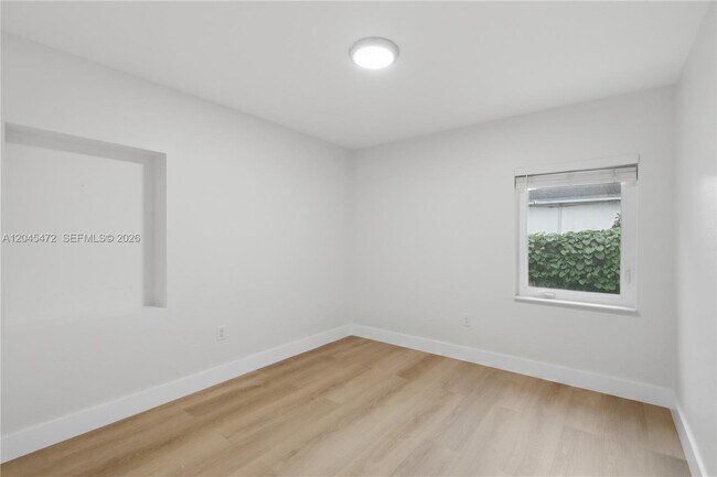 Building Photo - 14325 NE 8th Ave