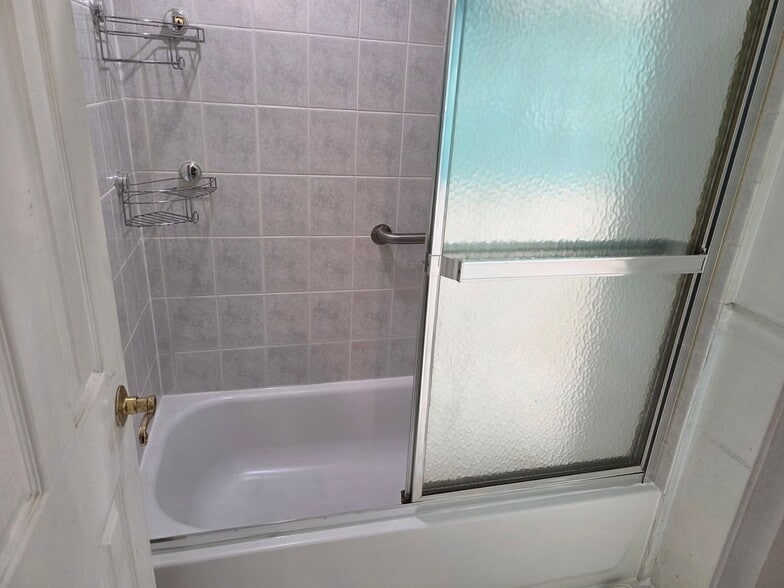 Building Photo - 140 Lake Ave S