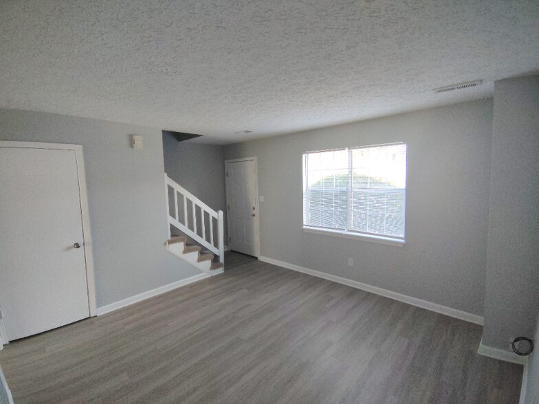 Primary Photo - 16 Duiguid Dr