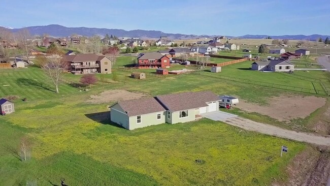 Building Photo - Beautiful 4 bed 2 bath on 1.37 acres in Co...