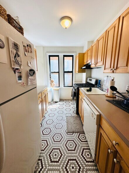 Building Photo - 458 Park Dr