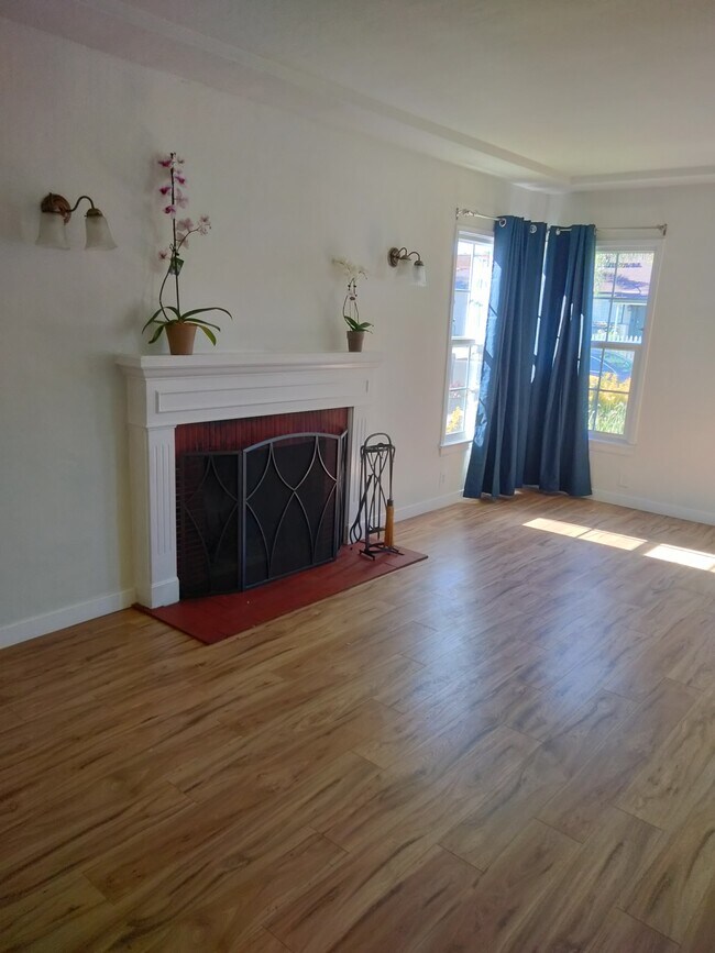 Building Photo - 15235 La Maida St