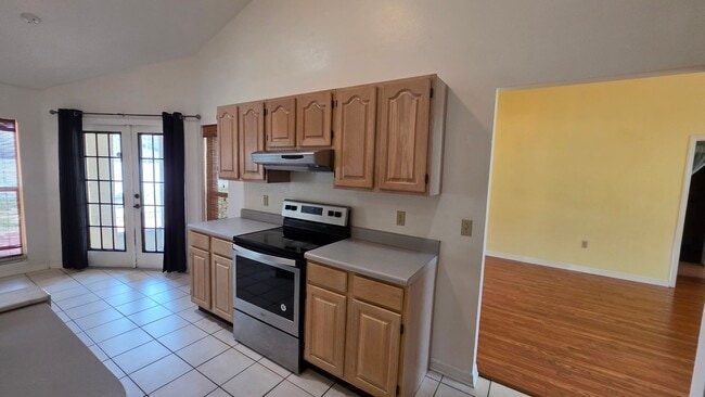 Building Photo - 3 Bed, 3 Bath, 2 Car garage.