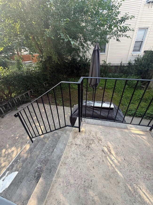 Building Photo - 631A Garfield Ave