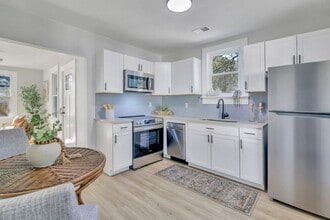 Building Photo - Beautifully renovated 3 bedroom, 2 bathroom home in the heart of North Charleston