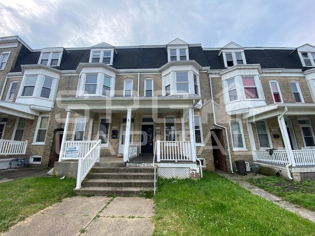 Primary Photo - 256 W Jackson St