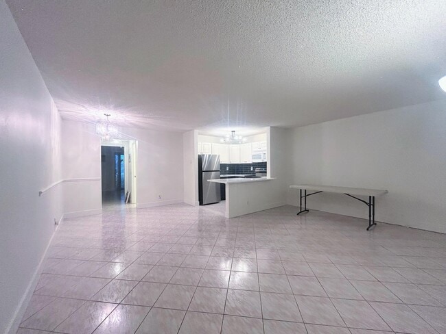 Building Photo - 200 Horizon W