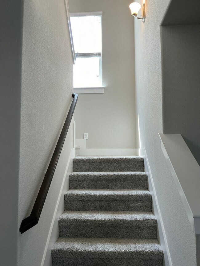 Building Photo - 4/2/2 GODLEY ISD - Two Story Home - Fireplace
