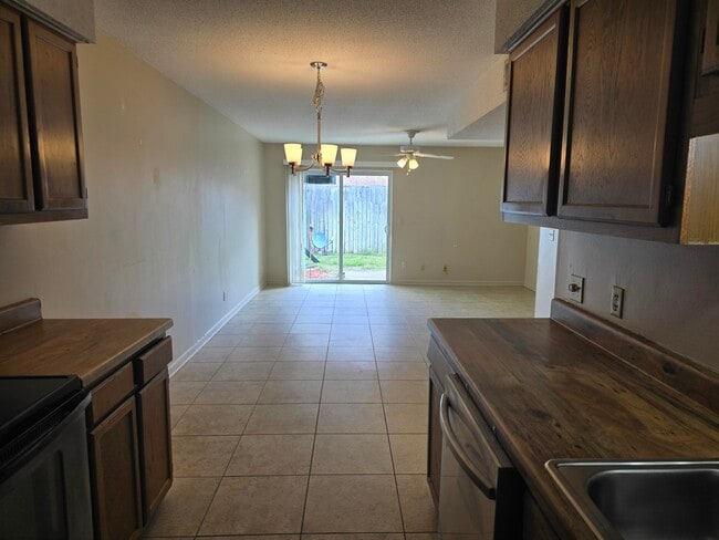 Building Photo - 206 Ann Cir