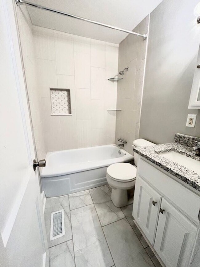 Building Photo - 205 Clyde Ave N