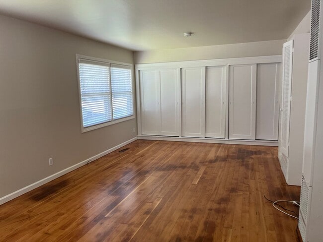 Building Photo - 1 Bedroom / 1 Bathroom Duplex in Old South...