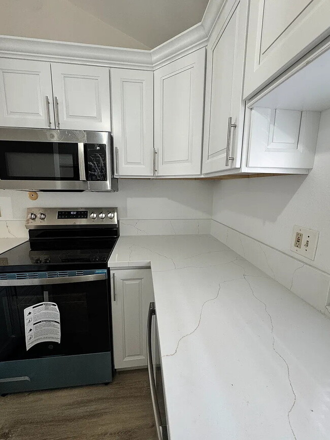 Building Photo - "Charming 1-Bedroom Retreat in Naperville - Perfect for Comfortable Living!"