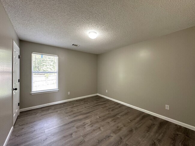 Building Photo - 5 Bedroom, 3 Bath Home Priced to Rent!