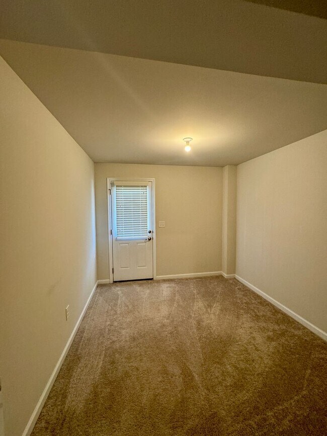 Building Photo - 3BR/2.5BA End Unit Townhome