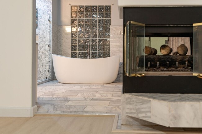 Building Photo - Large 5 Bedroom 4 bathroom Home