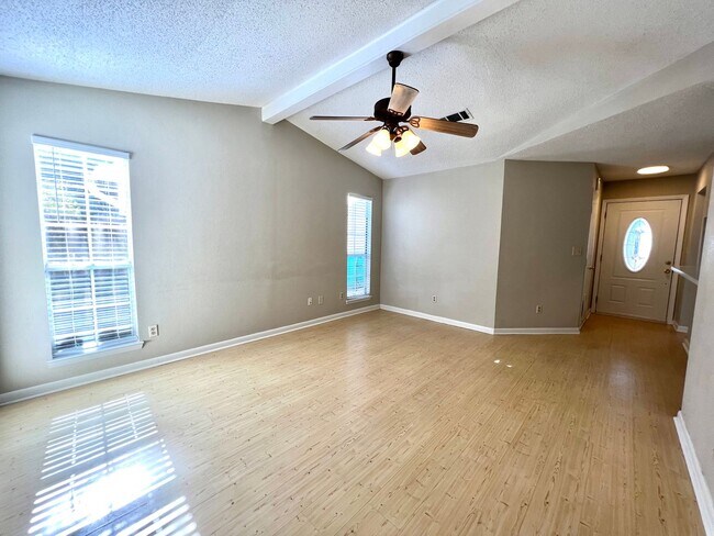 Building Photo - Charming home in Blue Pine Village!