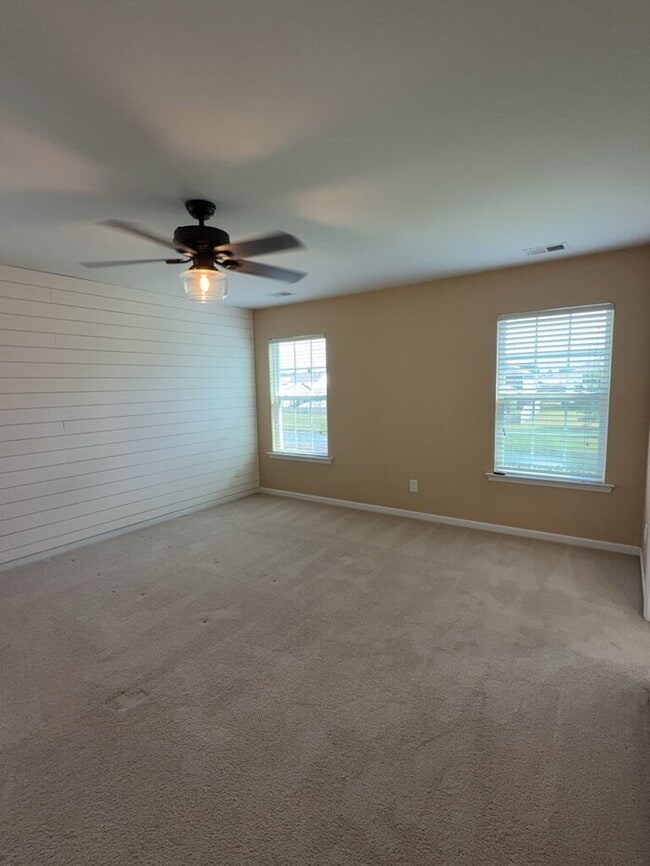 Building Photo - 838 Redbud Ln