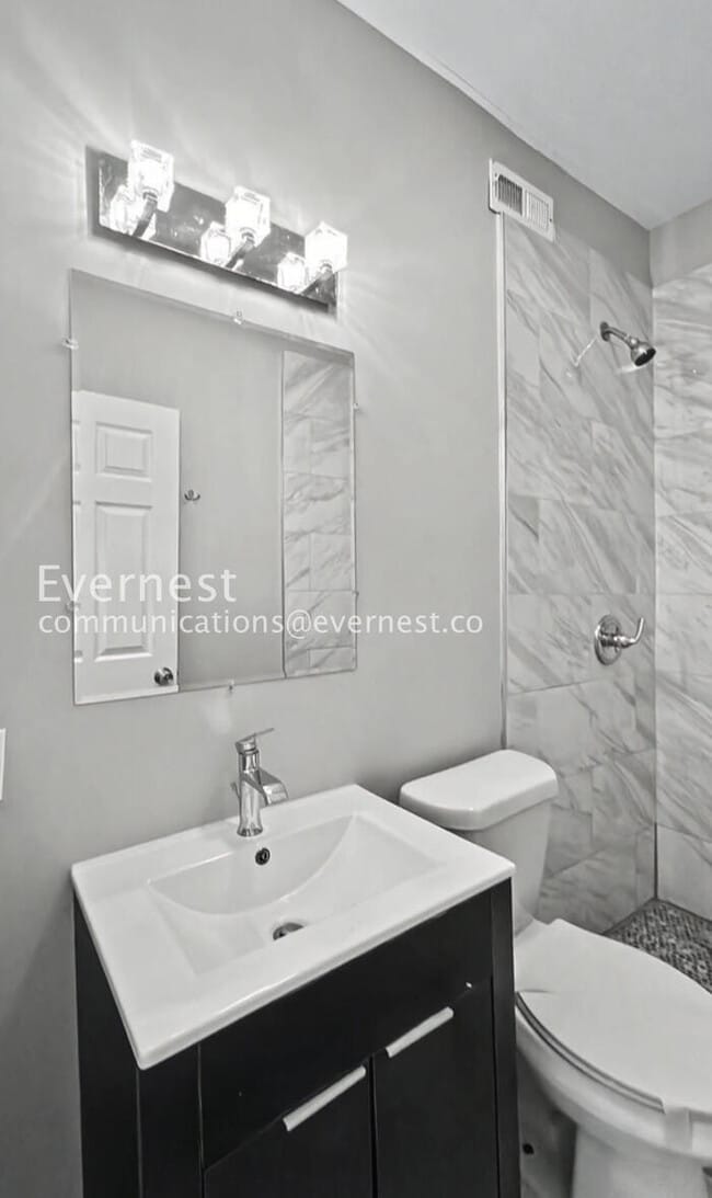 Building Photo - 4 Bed/3 Bath Home with In-Unit Laundry / Available Now!