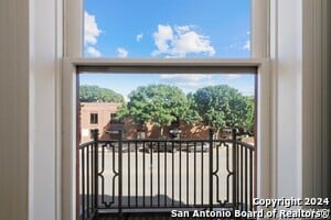 Building Photo - 142 W San Antonio St