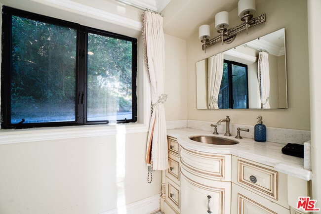 Building Photo - 1312 Via Zumaya