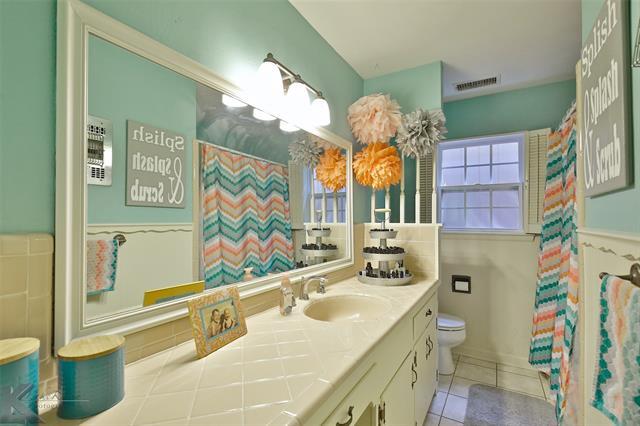 Building Photo - 2132 Sylvan Dr