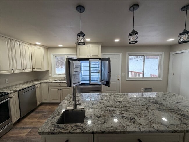 Building Photo - 17 Dover Dr