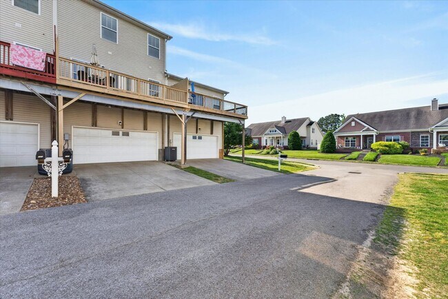 Building Photo - 3 Bedroom 3 1/2 Bath Pet Friendly Condo For Rent!
