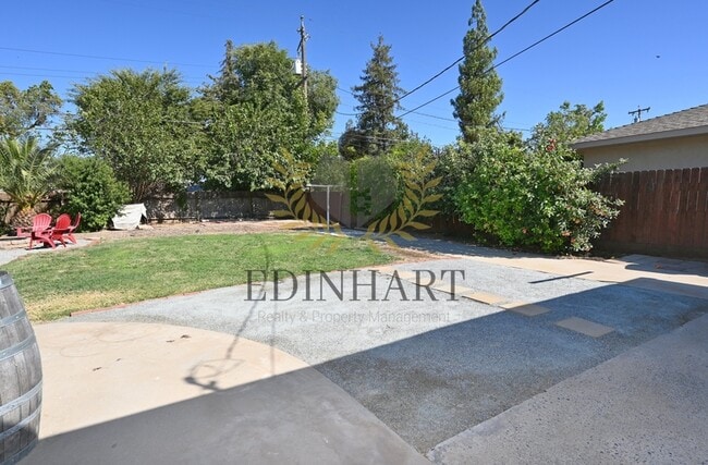Building Photo - 5568 N Millbrook Ave