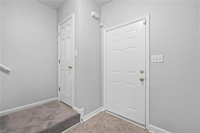 Building Photo - 714 Sutherland Dr