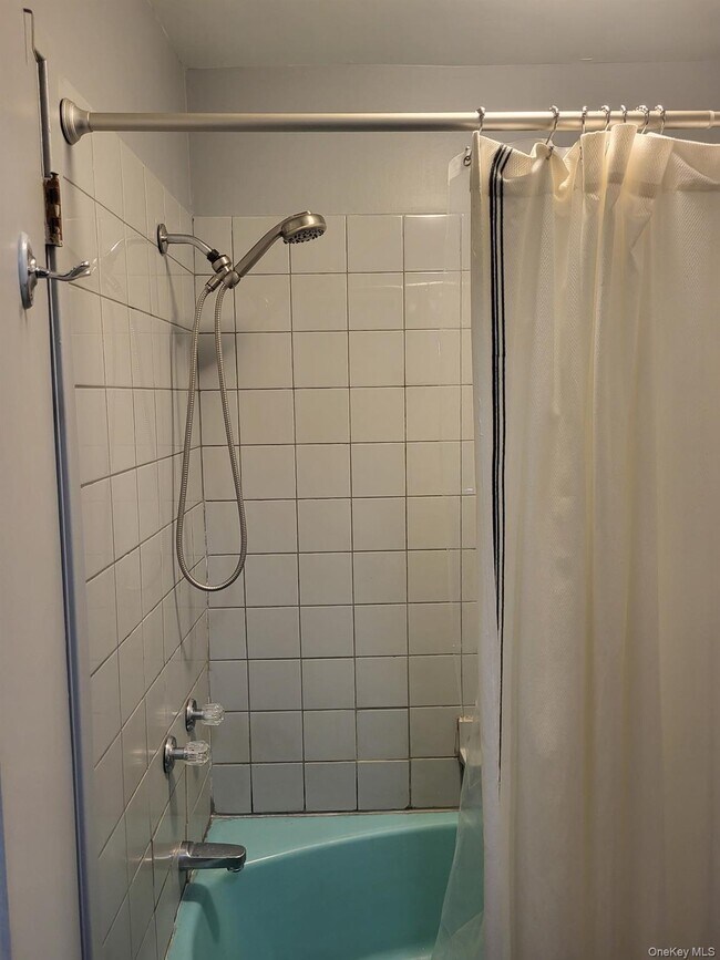 Building Photo - 22 Pine Ct