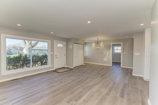 Building Photo - 935 Elmwood Ln