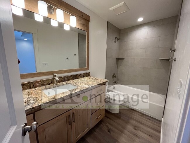 Building Photo - 3 Bed, 2 Bath Town Home w/ 2 Car Garage - ...