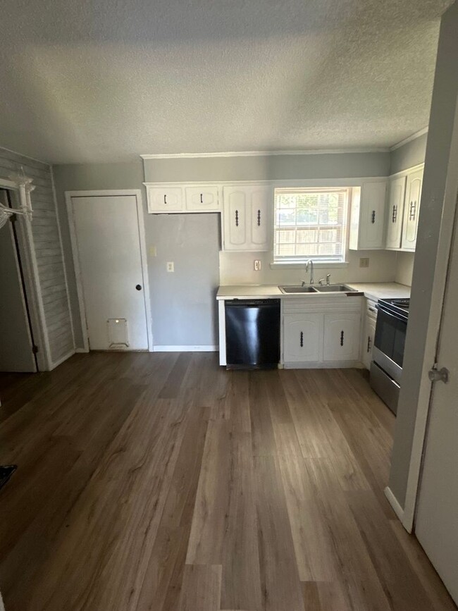 Building Photo - 3 Bedroom and 2 bathroom home.