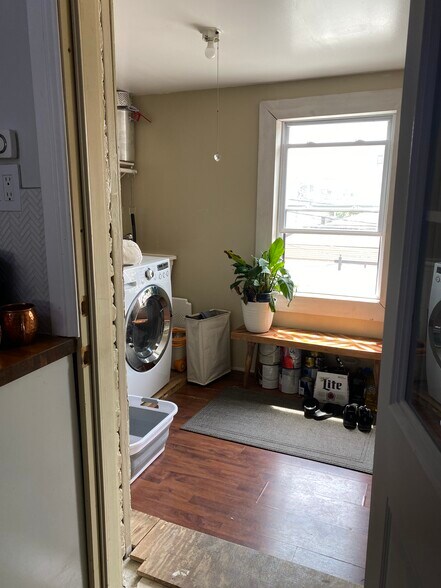 Building Photo - 2559 W Fullerton Ave