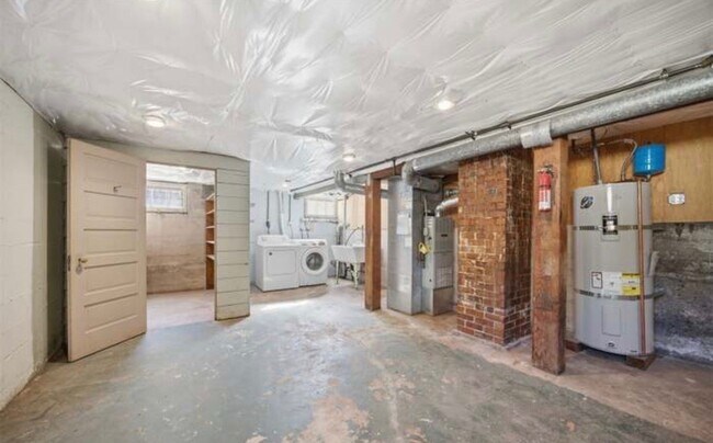 Building Photo - 2110 G St