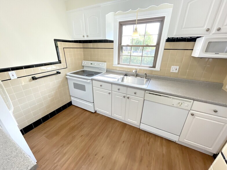 Kitchen w/ Dishwasher - 355 Saratoga Rd