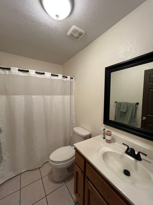 Building Photo - 3 BEDROOM HOME NEAR THE FOOTHILLS!