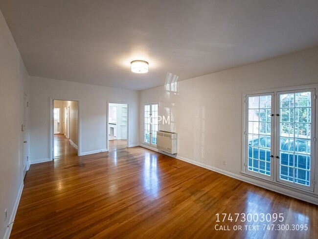 Building Photo - Spacious Hollywood Gem: Stylish 1-Bedroom ...