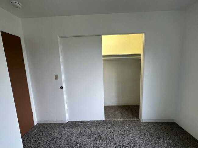 Building Photo - 2 BD, 1 BA Apartment Nestled Back on a Culd-de-Sac