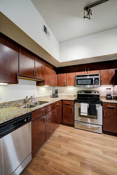Building Photo - 2137 Pelham Dr