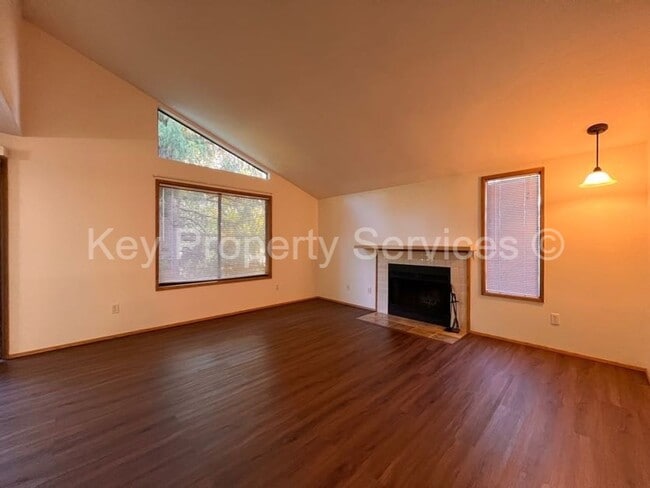 Building Photo - MOVE IN SPECIAL! HALF OFF! Updated Condo i...