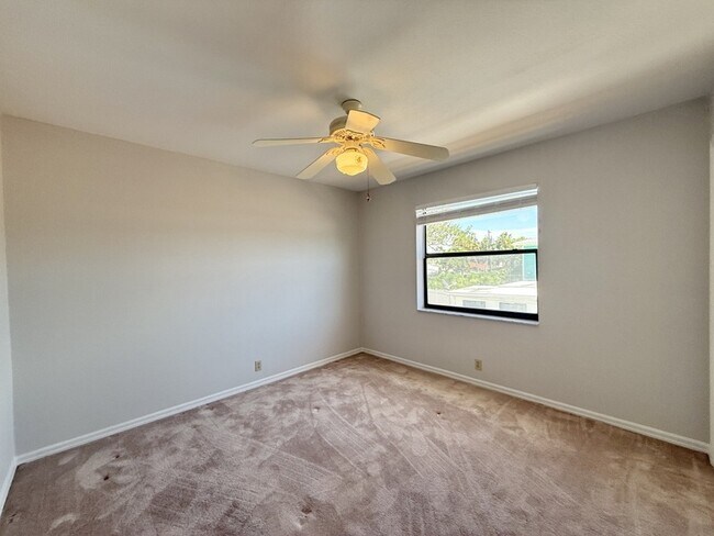 Building Photo - 867 Mandalay Ave